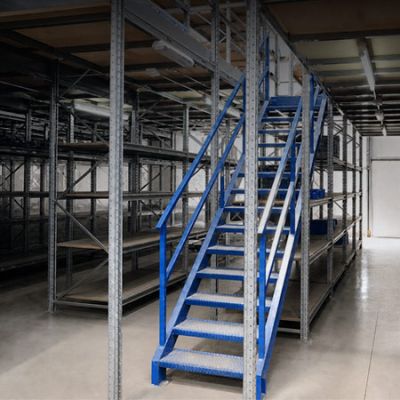 Rack multinivel para aprovechar la altura de la bodega